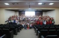Foto: Voluntários da Comissão reunidos no auditório após sessão de cinema.