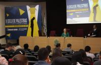 Foto: desembargadora Pastora Leal palestra sobre assédio para auditório lotado.