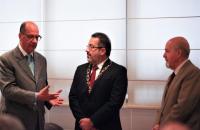 Na foto: O desembargador Walter Paro com o colar da Comenda, entre membros do TRT-15