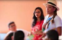 Na foto: a juíza do trabalho Vanilza Malcher e voluntária em uma sala de aula com várias crianças.