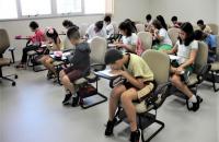 Na foto: os alunos participantes do concurso fazendo seus desenhos.