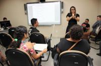 Foto: Professora de libras ensinando os sinais para servidores do TRT8.