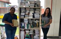 Foto: Juíza e servidores ao lado da estante de livros