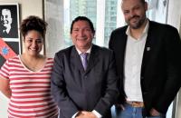 Na foto: o magistrado Luiz Ribeiro, acompanhado pelo professor Dennys Xavier, Diretor Acadêmico, e pela servidora Thaiz Batista.