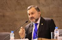 Foto: Ministro do TST de terno escuro e gravata azul palestrando no TST.