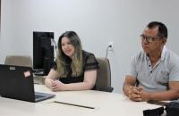 Na foto: a magistrada Erika Bechara com o trabalhador reclamante ao seu lado no momento da videoconferência.