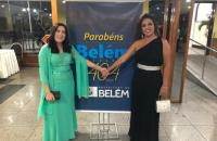 Foto: Desembargadora e Juíza de mãos dadas após receber a condecoração.