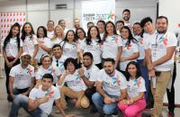 Foto: Voluntários posam para foto vestindo a camiseta da Marcha 2020.