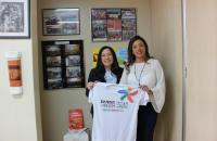 Foto: desembargadora e juíza mostram a camiseta oficial da II Marcha.