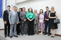 Foto: Em pé, Desembargadores e juízes do trabalho em foto com a presidente do TRT8.