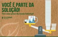 Arte: Fundo claro, à esquerda imagem de uma balança, de um lado as canecas de vidro e do outro os copos plásticos.