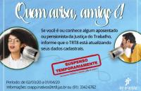 Arte: Fundo azul, em cada ponta, duas pessoas ao telefone sem fio e um carimbo vermelho  escrito "suspenso temporariamente"