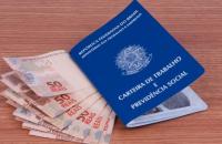 foto de uma carteira de trabalho e notas de 50 reais