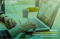 ARTE: imagem de pessoa no notebook  e no canto inferior direito as informaçoes.