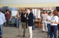 FOTO: Juiz Raimundo Itamar fala ao microfone durante Leilão do TRT8 em Ananindeua.