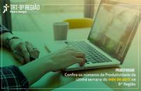 Arte em verde claro q amarelo claro com as mãos de um homem mexendo em um notebook que está em cima de uma mesa