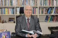 Foto: des. Vicente Malheiros em seu gabinete no TRT8