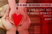 ARTE: Várias mãos segurando um coração vermelho
