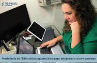 Imagem da desembargadora presidente Pastora Leal em frente a um notebook a qual esta utilizando