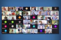Um mosaico com várias pessoas em chamada de vídeo