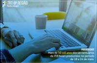 ARTE: mão sobre teclado do notebook. No canto superior esquerdo a logomarca da JT8 e no canto inferior direito os números.