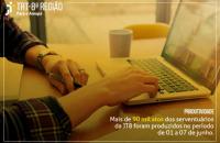 ARTE: mão sobre teclado do notebook. No canto superior esquerdo a logomarca da JT8 e no canto inferior direito os números.
