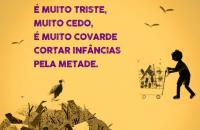 ARTE: Fundo amarelo com figura de um menino trabalhando com frase sobre o trabalho infantil
