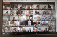 Foto da tela de um computador onde ocorre a videoconferência do Coleprecor. Um mosaico mostra os participantes da reunião. 