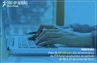 Imagem com cor azul de uma mão de uma pessoa digitando algo no computador com texto sobre a produtividade semanal