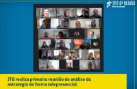 ARTE: em fundo azul painel com fotos dos participantes da videoconferência e uma tarja amarela com as informações sobre a RAE.