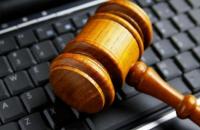 Foto: martelo da justiça sobre teclado de computador