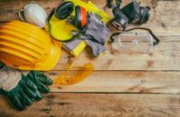 IMAGEM: Utensílios usados por engenheiros civis como capacete, fone, capa amarelo, óculos de proteção