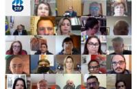Mosaico com capturas de tela de participantes da reunião.