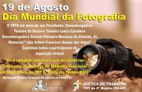 Arte: Fundo laranja, à direita imagem de máquina fotográfica e as informações sobre a exposição.