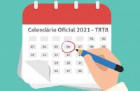 Arte: imagem de um calendário em fundo verde e sobre ele uma mão com caneta marcando com uma data com um circulo vermelho..