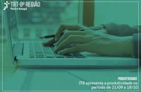ARTE: Pessoa no fundo digitando num teclado de computador e a escritura em BRANCO E VERDE sobre a produtividade 