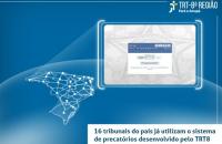 Arte: Fundo azul, tela do sistema e mapa do Brasil interligado por pontos de internet. No canto inferior direito uma manchete.