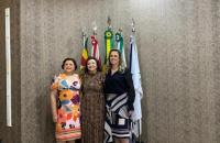 Foto: Em pé, Graziela Colares ao centro abraçada por Valquíria Coelho e Mary Anne Acatauassú.