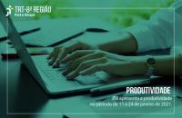 Arte: Fundo verde, imagem mostra mãos sobre teclado de computador.