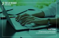 fundo verde ilustrado com mãos no teclado do computador.