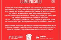 Cartão em vermelho com informações em letras brancas