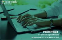 arte padrão me fundo verde claro com imagem de mãos sobre teclado de computador