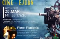Propaganda do filme. Arte em tom azul, câmera preta saindo a luz e refletindo o anuncio do filme. 