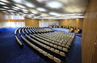 Foto de sala de sessão do TST. Com diversas cadeiras ao redor do palco, no estilo auditório.