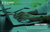 Arte com filtro em verde de uma uma pessoa em sua mesa de trabalho, usando um notebook. Informações do texto e logo da JT8.