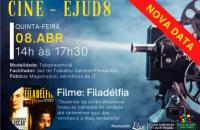projetor de cinema em fundo azul e informações sobre o filme