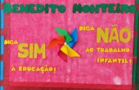 Foto de painel de uma das escolas, onde é possível ler frase relacionada ao combate do trabalho infantil.