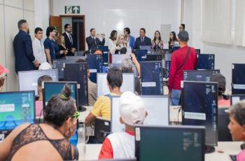 #ParaTodosVerem: Fotografia em ambiente fechado que reúne dezenas de pessoas entre homens e mulheres.