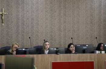 Foto da sessão do Pleno. À esquerda, na bancada, a presidente do TRT-8, desembargadora Sulamir Monassa.