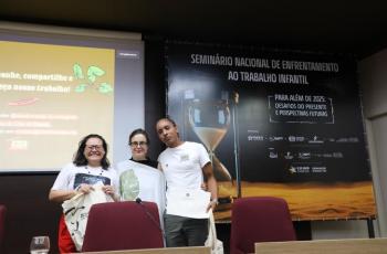 Foto de Luciana da Mata, Katerina Volcov e Vitório Ferreira posam juntos para a foto, enquanto os palestrantes mostram seus cert